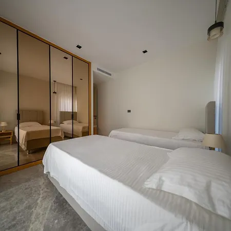 Vilă With Private Swimming Pool In